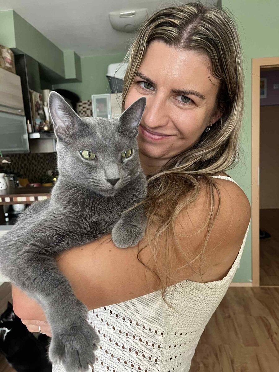 Aneta drží šedou kočku